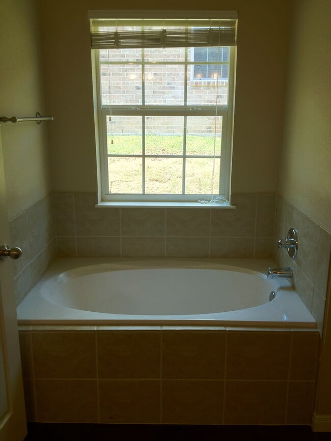 Building Photo - 205 Chapel Trail Cir