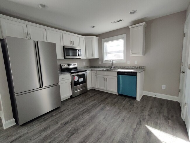 Building Photo - 2015 Brantley Creek Dr