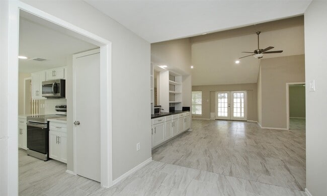 Building Photo - 833 Lakeview Dr