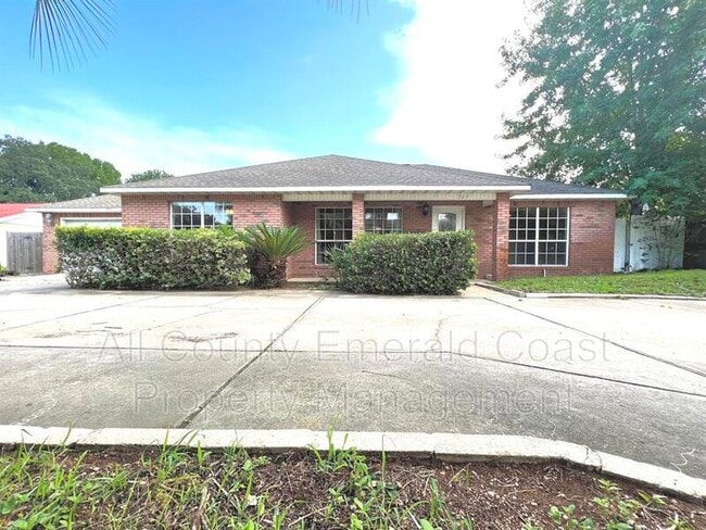 Building Photo - 717 Legion Dr