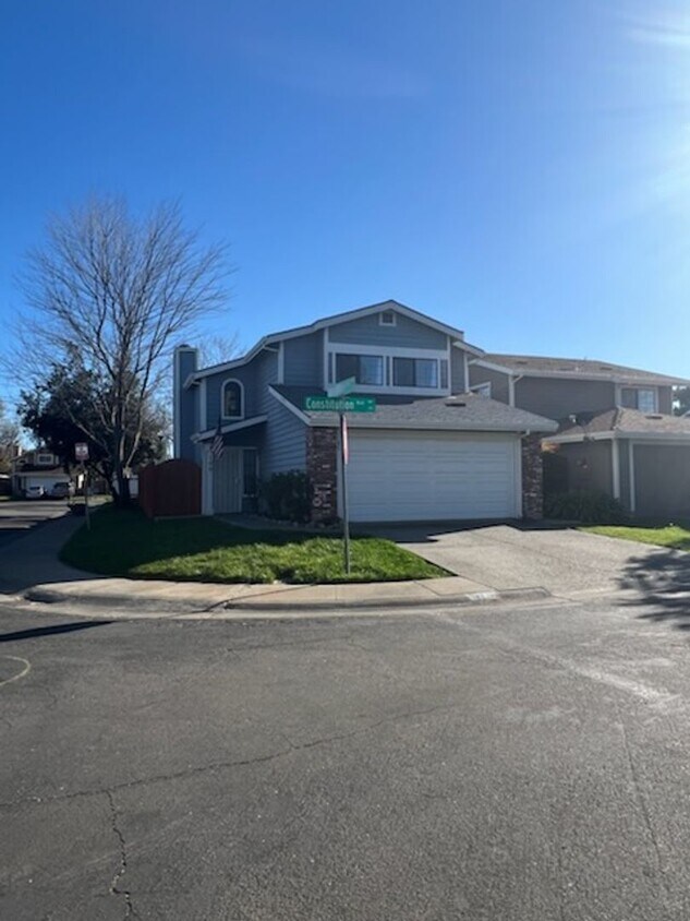 Foto principal - Updated Home with Loads to Offer!