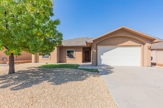 Building Photo - Beautiful 3 Bed 2 Bath Home