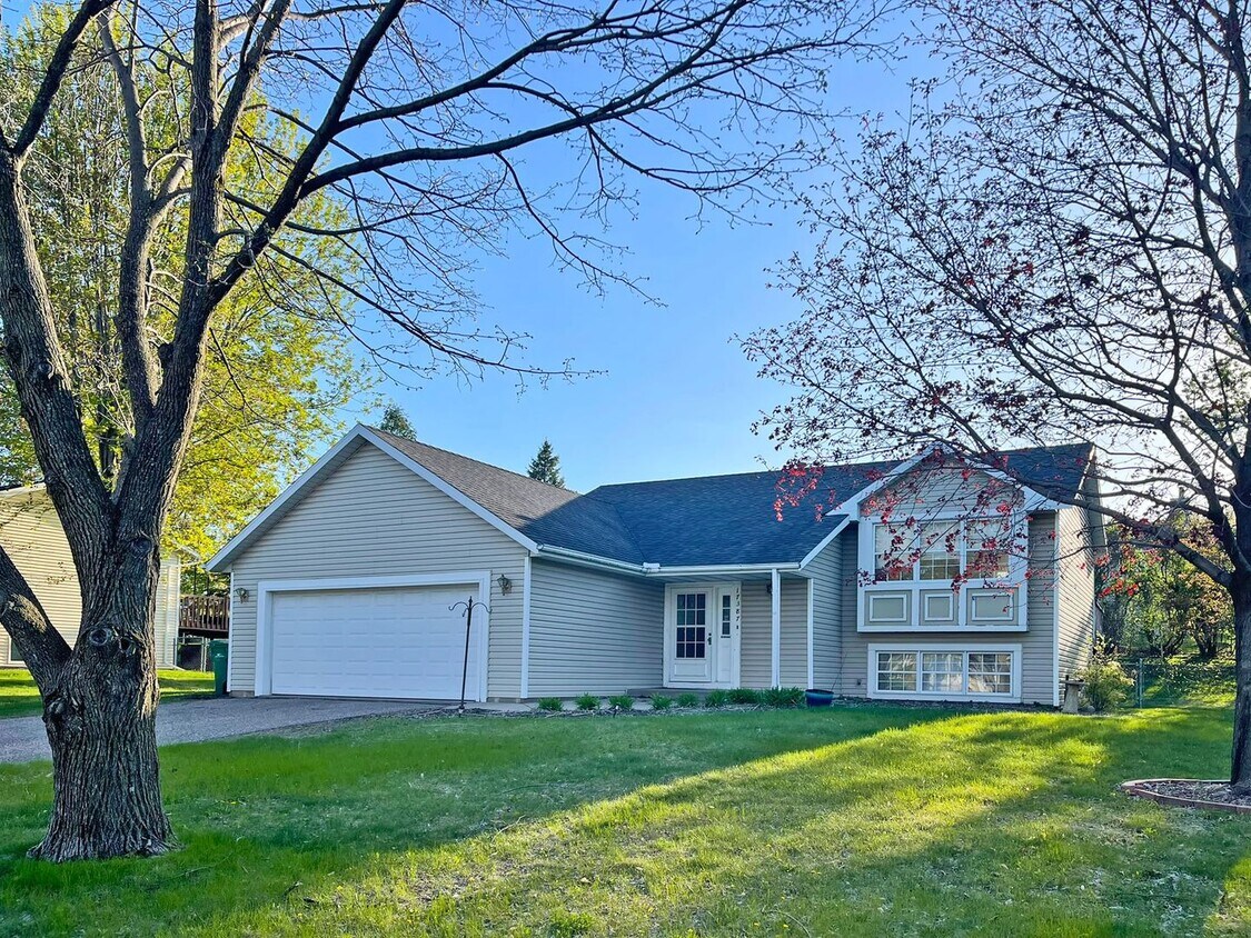 Primary Photo - 4Bed*2Bath House*2000 SqFt Vaulted Ceiling...