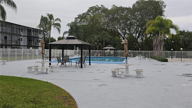 Foto del edificio - 1200 Hillcrest Ct
