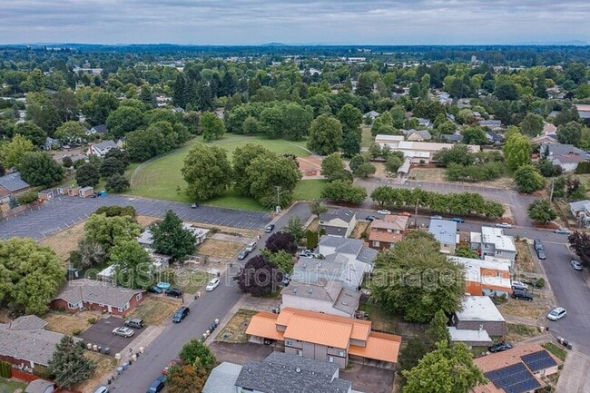 Foto del edificio - 1950 NW Hayes Ave