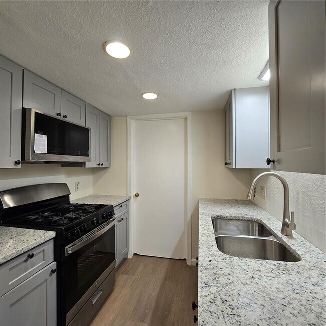 Foto del edificio - 1305 Dobie Dr