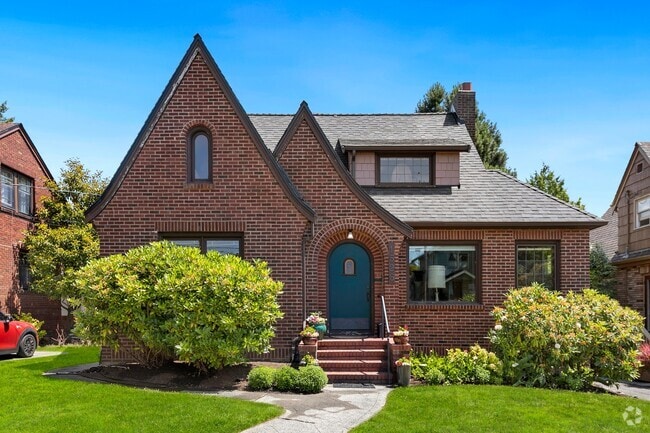 Building Photo - 1526 Thorndyke Ave W