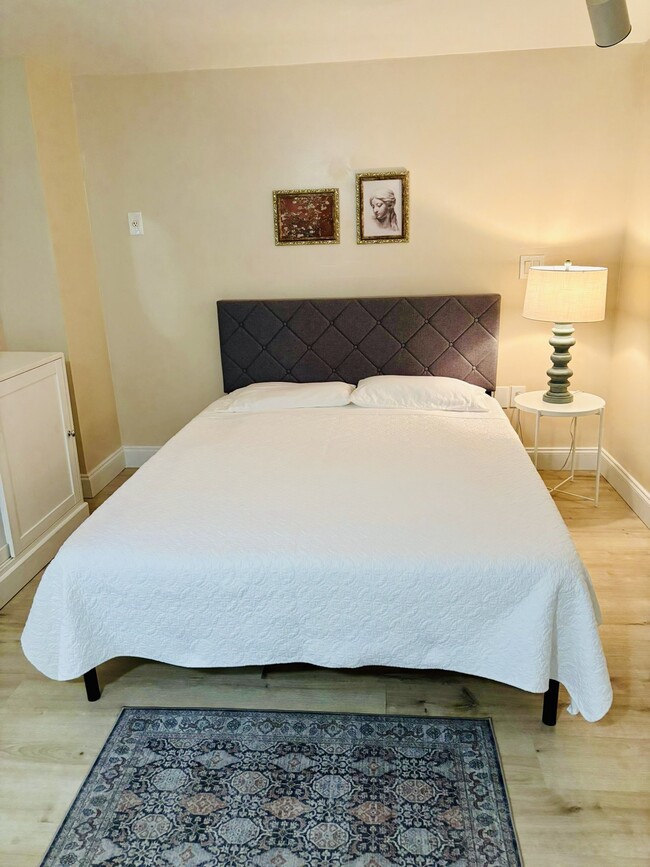 Building Photo - 129 Malaga Ave