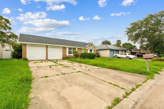 Foto del edificio - Move-In Ready 3BR/2BA in Baytown – 1,472 Sq Ft with Private Yard & Garage