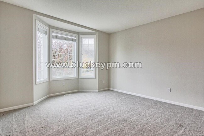 Foto del edificio - 4 Bed, 2.5 Baths Home with Primary Suite on Main Floor in Ridgefield