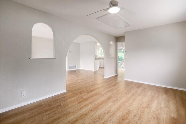 Foto del edificio - 3103 Steck Ave