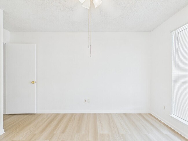 Foto del edificio - 913 Mayfield Dr
