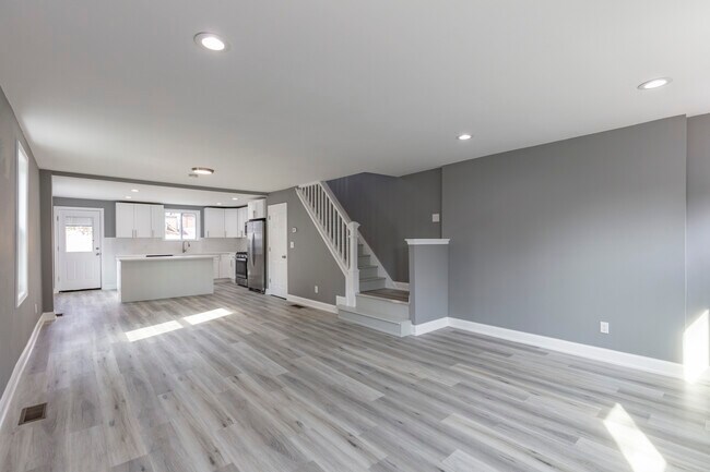 Building Photo - 452 Old Elm St