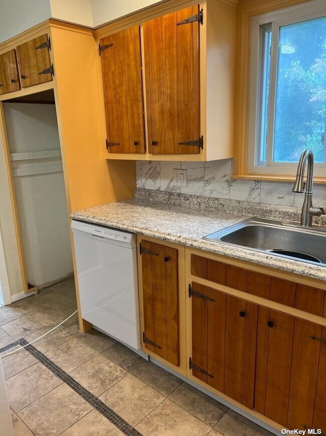 Foto del edificio - 14-26-26 Granada Pl