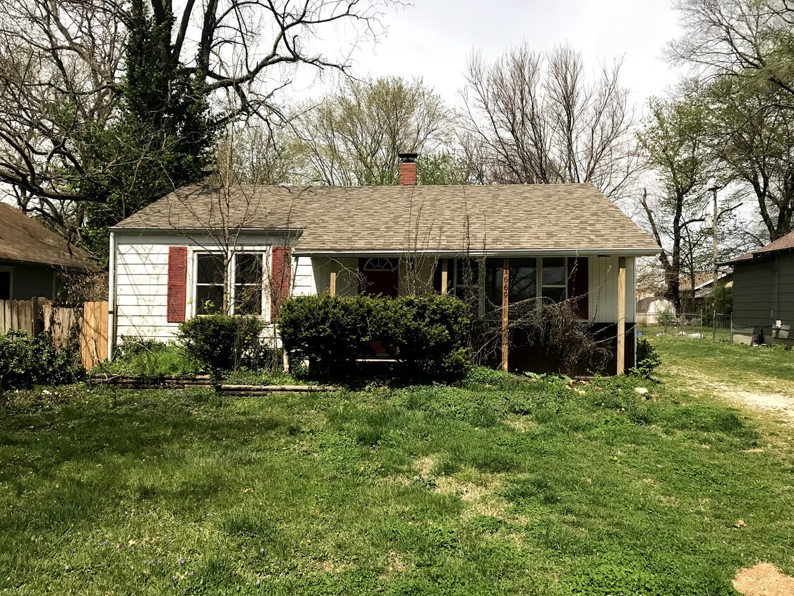 Primary Photo - 1669 E Blaine St