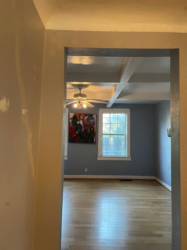Living room - 1403 N Mariposa Ave