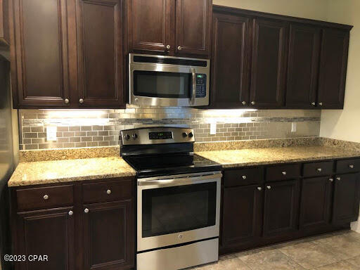 Foto del edificio - 1205 Topsail Ct