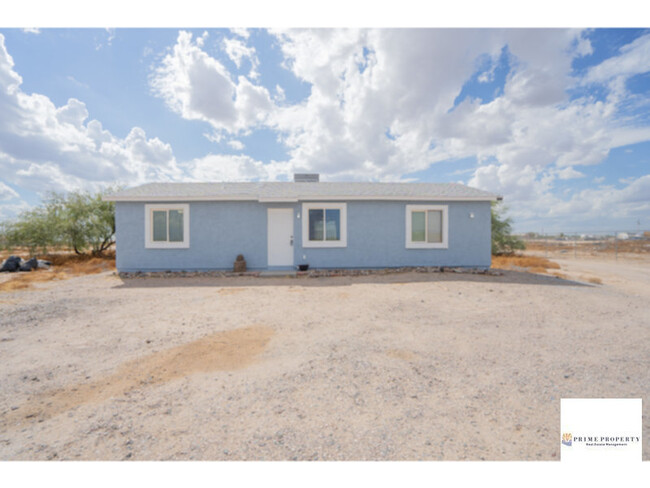 Building Photo - Uncover the Allure of Desert Living in thi...
