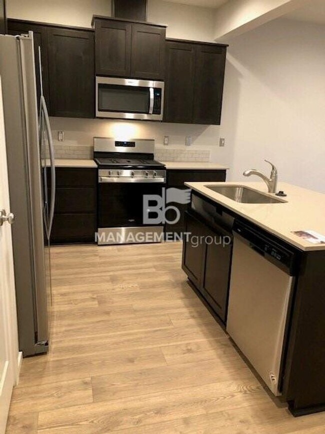 Building Photo - Newer Happy Valley Home! Hardwoods, Stainl...