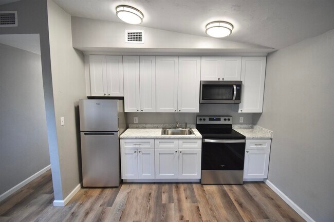 Foto del edificio - 2400 Lake Hall Rd