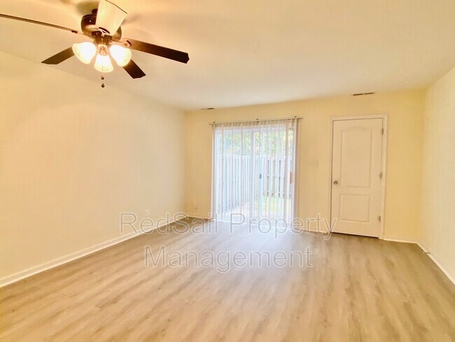 Foto del edificio - 151 Jenness Ln