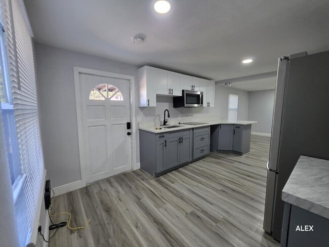 Building Photo - 1100 Beverly Ave NW