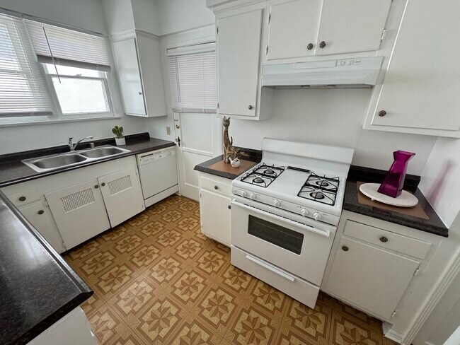 Foto del edificio - 347 N Hayworth Ave