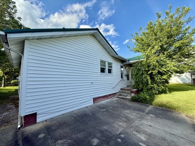 Building Photo - 313 W Allen St