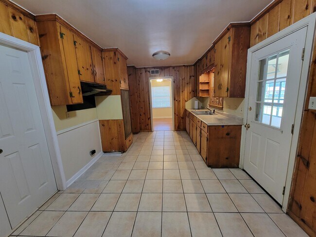 Building Photo - 1325 Buckingham Dr