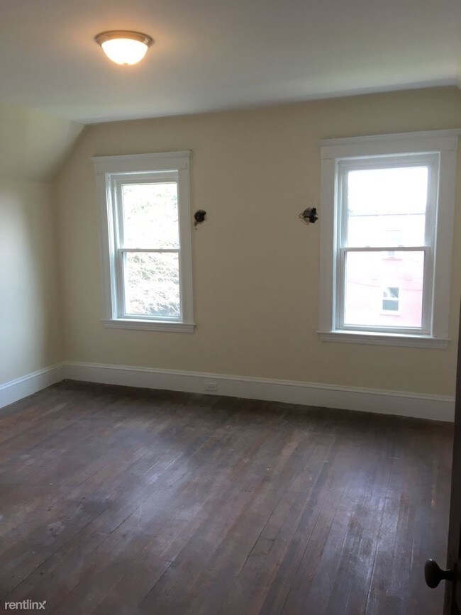 Foto del edificio - 3 br, 1 bath Duplex - 40 Monastery Rd # 2C