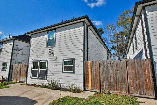 Photo - For Lease | 3 Bed, 2 Bath | 1,150 Sq Ft | Warwick Place | House