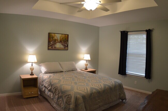 Master bedroom, Queen - 300 Morgan's Point Rd