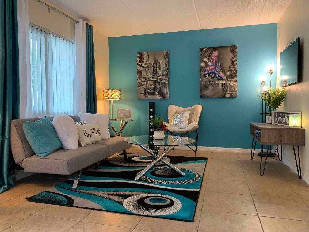 1BR, 1BA - 600 SF - Living - Crescent Lane