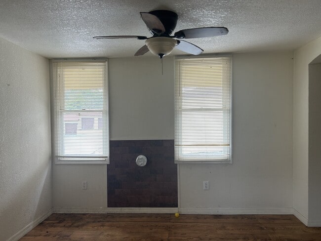 Sala de estar 2 Unidad A - 613 N Dixie Ave