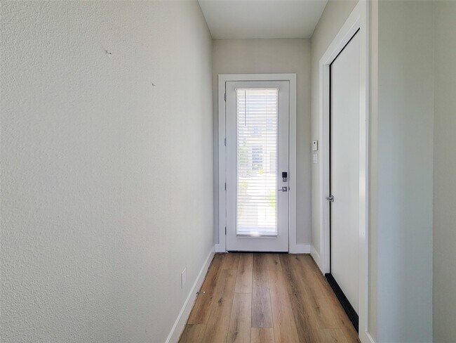 Foto del edificio - 8118 Esther Acres Ln