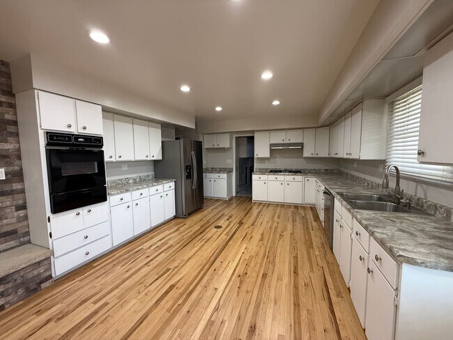 Foto del edificio - Gorgeous Remodeled 3-Bedroom Home in Lakewood!!