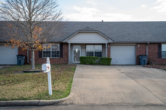 Building Photo - Cozy 2 bedroom 2 bathroom Townhome - Avail...