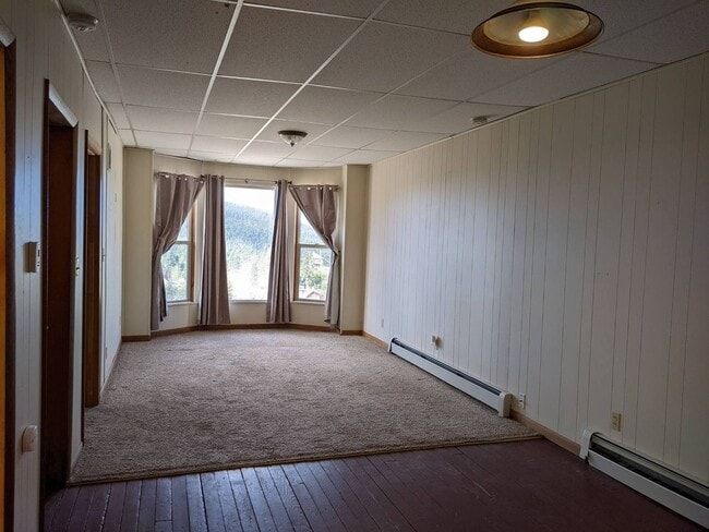 Building Photo - Classic Victor Living!