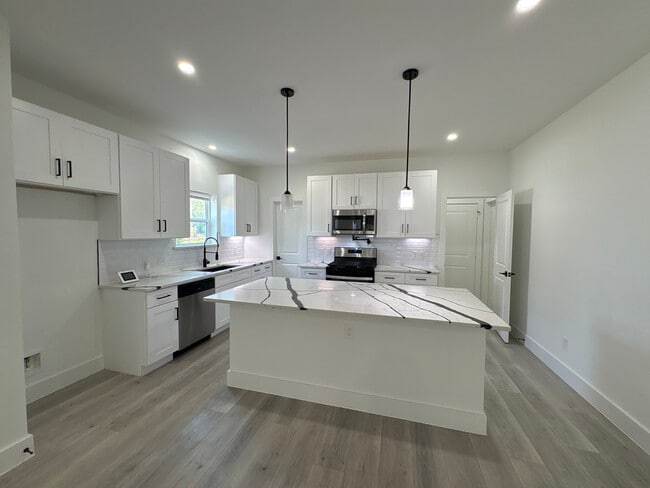 Building Photo - Room in Duplex on Wendelkin St