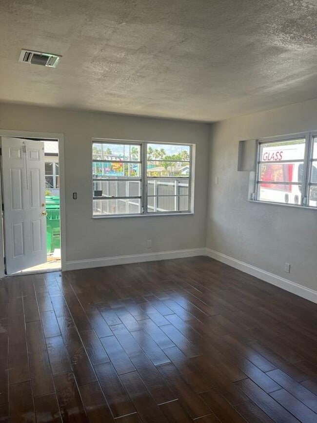 Building Photo - LARGE NEWLY RENOVATED 2 BEDROOM APARTMENTS Application fee is waived during move in