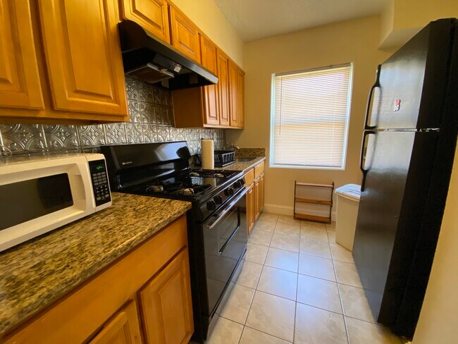 Building Photo - Private room in 2 bedroom Washington Apart...