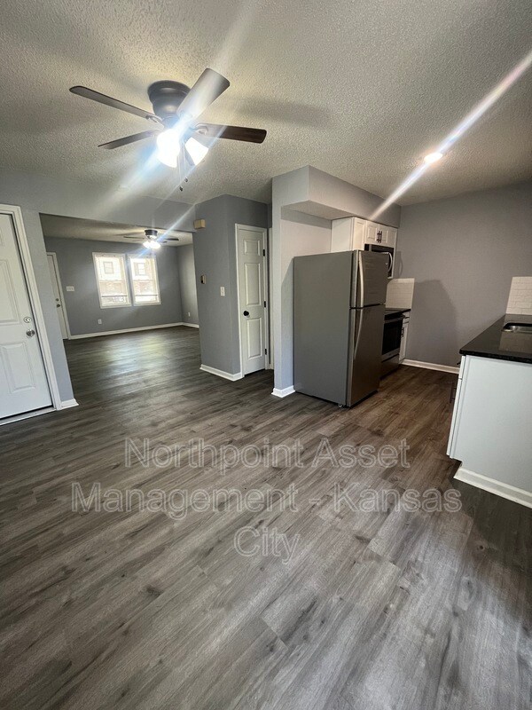 Building Photo - 401 NE Highland Ln
