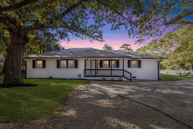Foto del edificio - Remodeled 2bd/ 1ba Duplex near Duke University