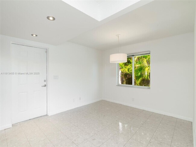 Foto del edificio - 1323 NE 5th Ave