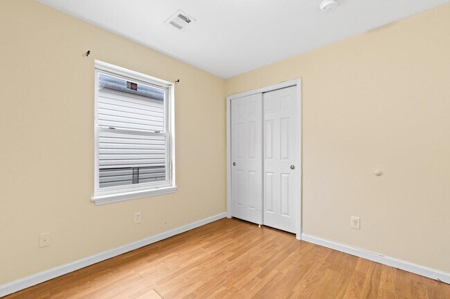 Foto del edificio - 73 Woodlawn Ave