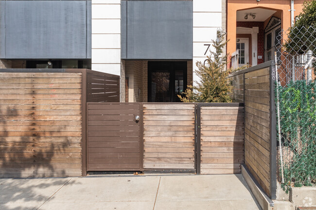 Building Photo - 707 Willoughby Ave