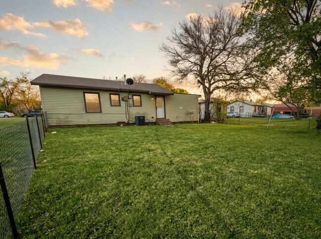 Building Photo - AVAILABLE NOW; APPLY AT OUR WEBSITE ; 2 WEEKS FREE!!!