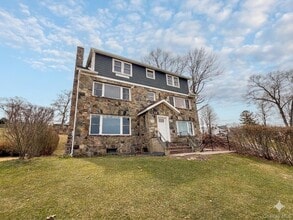 Building Photo - 307 W Shore Rd