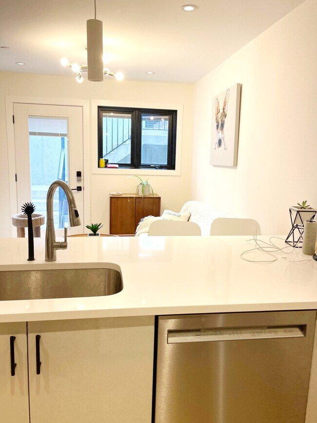 Photo du bâtiment - 282 E 18th Ave