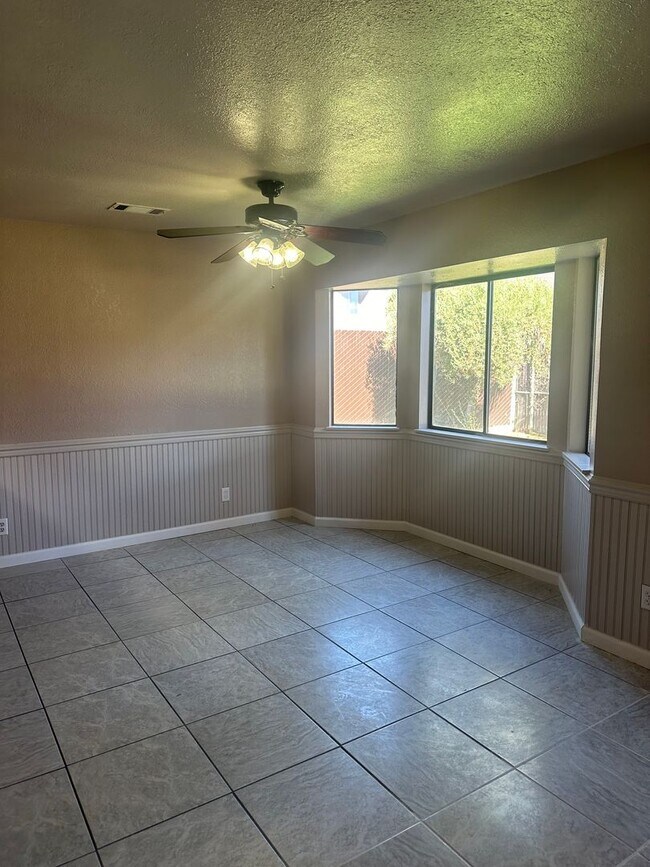 Building Photo - **Charming 3-Bedroom Home in Lemoore**